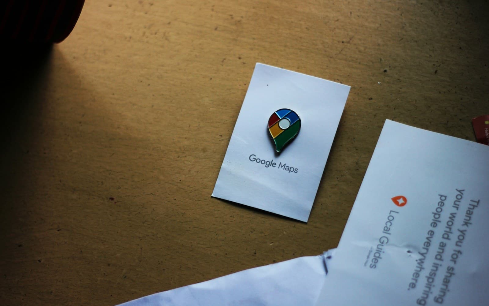 Pin de Google Maps sobre una tarjeta con el texto 'Google Maps'