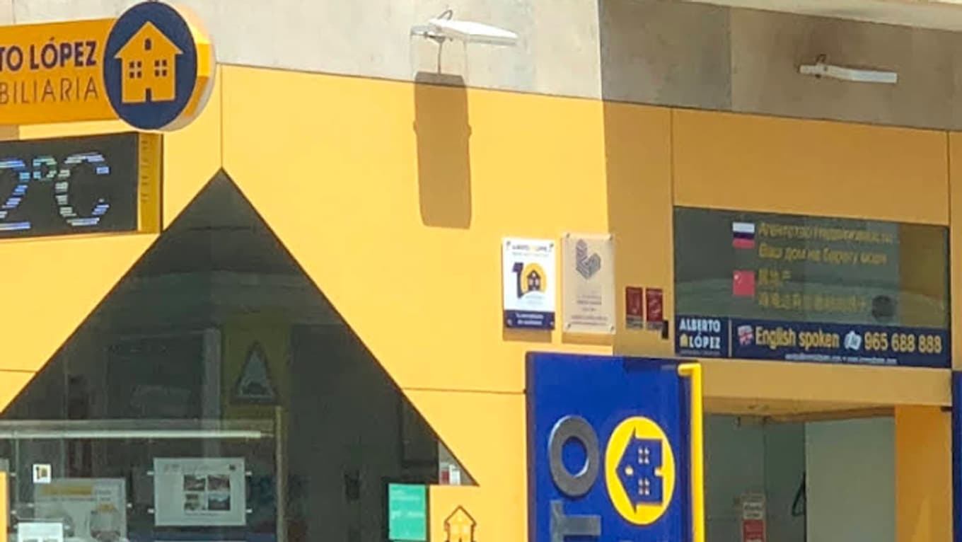 Fachada de la oficina de Inmobiliaria Alberto López en Elche