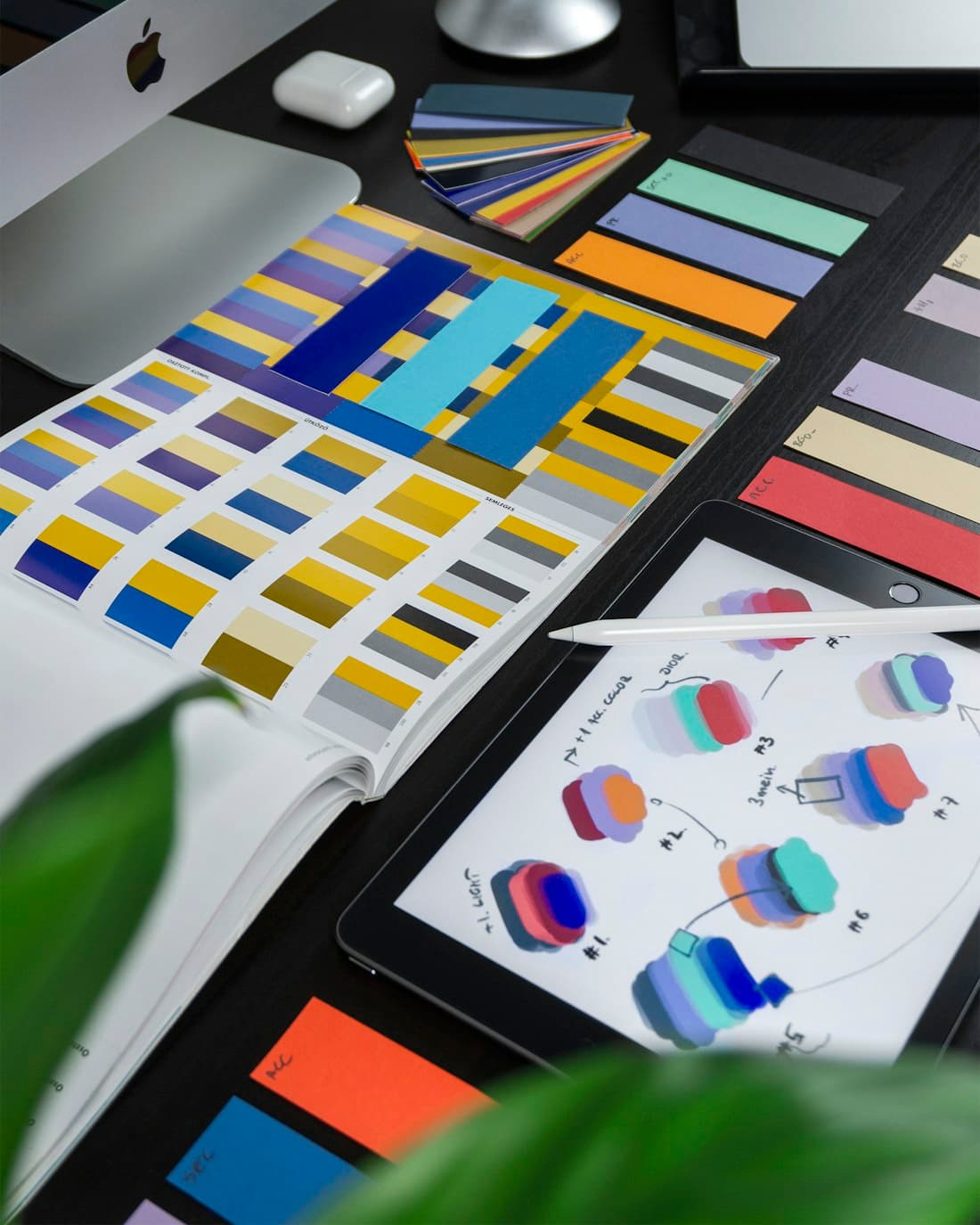 Mesa de diseño con paletas de color y bocetos de identidad visual