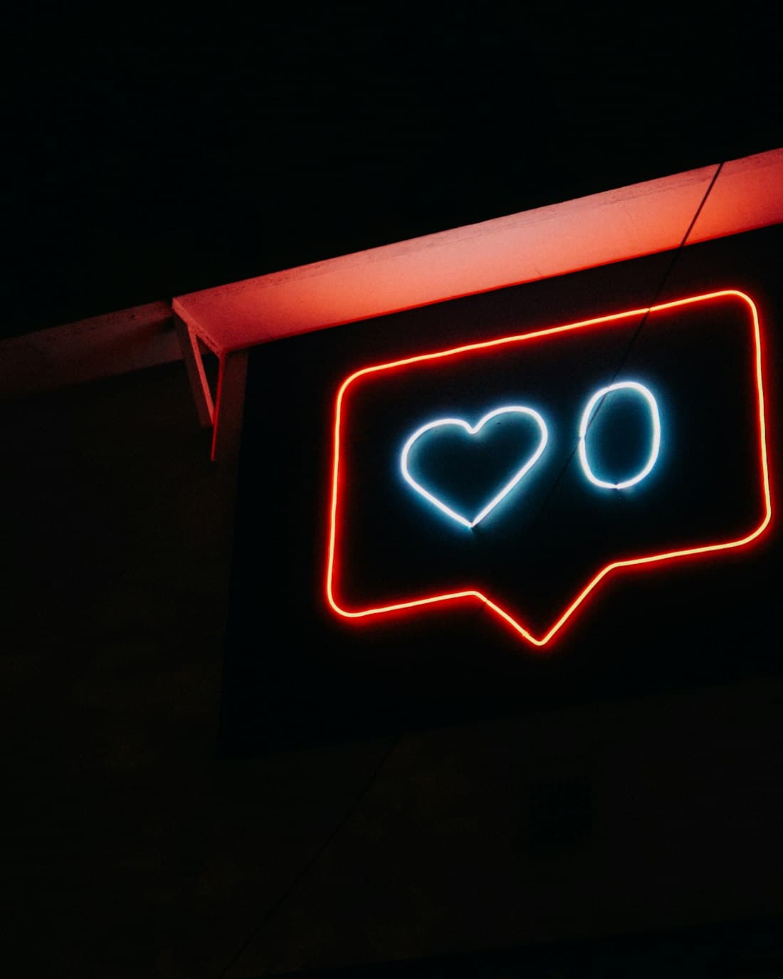 Neón con el icono de me gusta de redes sociales